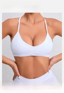 Détail de la brassière de sport blanche col en V avec bretelles fines et fronces