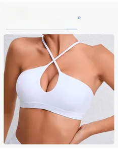 Vue détaillée du soutien-gorge de sport blanc avec bretelles croisées et bande de maintien