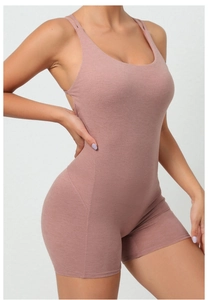 Détail d'un combishort de yoga rose poudré avec doubles bretelles fines et col en U