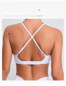 Détail de la boucle réglable et des bretelles croisées du soutien-gorge de sport