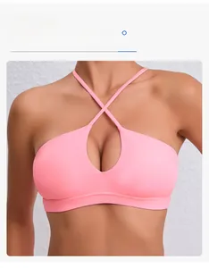 Détail du haut de sport rose avec bretelles croisées et découpe en goutte d'eau