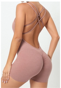Détail des bretelles croisées et couture froncée sur le body de yoga mauve