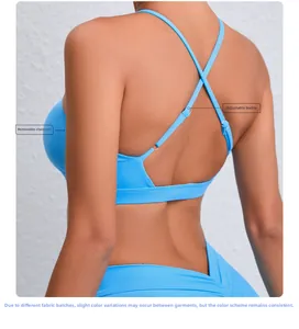 Détail du soutien-gorge de sport bleu clair avec bretelles croisées et coussinets amovibles