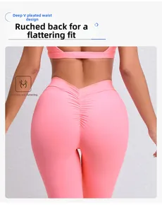 Détail du legging de yoga rose corail avec taille en V profonde et design scrunch fessier