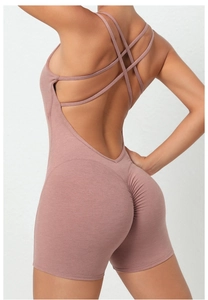 Détail arrière d'une combinaison de yoga froncée aux fesses avec bretelles croisées