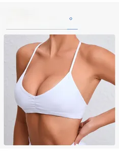 Détail d'un soutien-gorge de sport blanc avec décolleté en cœur et centre froncé