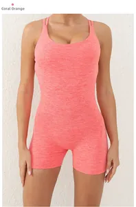 Gros plan sur le combishort de yoga orange corail en maille chinée respirante