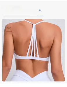 Détail du soutien-gorge de sport blanc avec de fines bretelles croisées amovibles