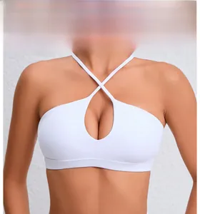 Détail du soutien-gorge de sport dos nu blanc avec découpe goutte d'eau et tissu extensible