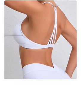 Détail de la brassière de yoga blanche avec coussinets et bretelles amovibles