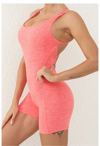 Vue latérale du combishort de yoga rose corail avec effet froncé et coupe amincissante
