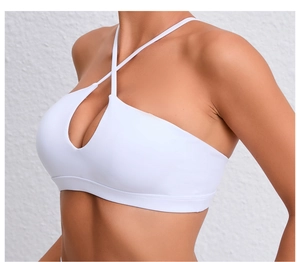 Détail de la brassière de sport blanche à licou croisé, col en V et tissu élastique respirant