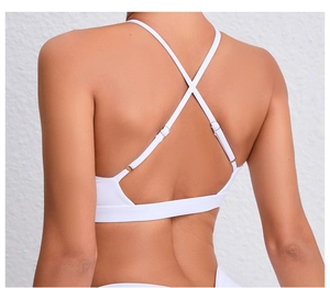 Détail du soutien-gorge de sport blanc avec dos croisé et boucles argentées réglables