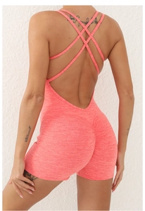 Détail du body de yoga rose corail avec fesses froncées, bretelles croisées et dos nu