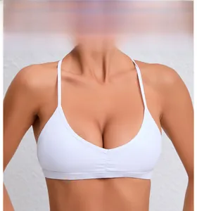 Détail de la brassière de yoga blanche avec fines bretelles amovibles et effet froncé