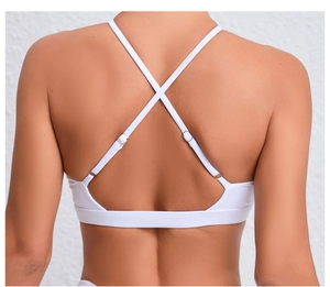 Gros plan des boucles argentées réglables sur les bretelles blanches du soutien-gorge