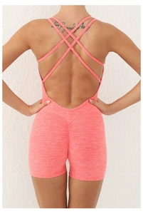 Détail du body de yoga rose corail avec fesses froncées et bretelles croisées dans le dos