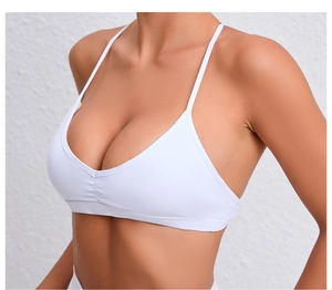 Détail du soutien-gorge de sport blanc avec plis en V et tissu extensible sans couture