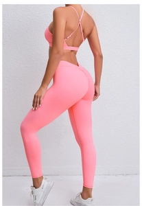 Détail de la brassière de sport à dos croisé et du legging push-up de couleur rose
