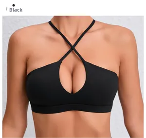 Détail d'un soutien-gorge de sport noir avec licou croisé et découpe en forme de goutte