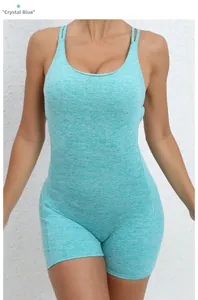 Détail du combishort de yoga bleu cristal avec fines bretelles et décolleté en U