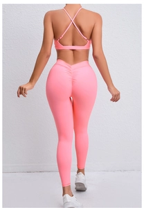 Ensemble de sport rose avec legging effet push-up et brassière croisée vue de dos