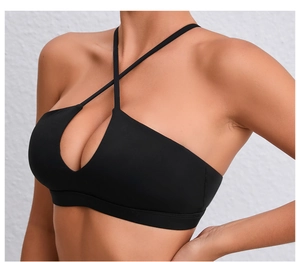 Détail du soutien-gorge de sport noir avec bretelles croisées et tissu sans couture