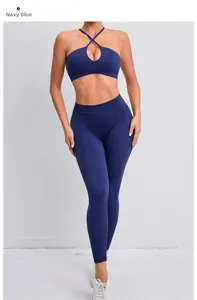Détail de l'ensemble de yoga bleu marine avec brassière découpée et legging haut