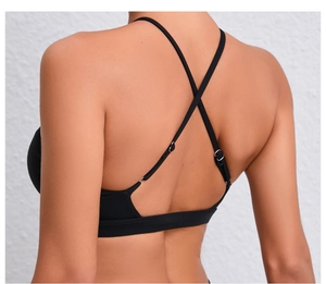 Détail des bretelles croisées au dos du soutien-gorge de sport noir réglable