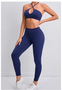 Détail de l'ensemble de yoga bleu marine avec dos croisé et pantalon à taille haute