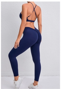 Détail du soutien-gorge de sport dos croisé bleu marine et leggings de yoga scrunch butt