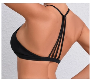 Gros plan du soutien-gorge de sport noir avec un design unique à brides multiples au dos