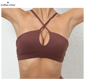 Détail de la brassière de sport café avec encolure croisée et découpe en forme de larme