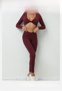 Détail de l'ensemble de yoga bordeaux avec haut court noué et legging de sport gainant