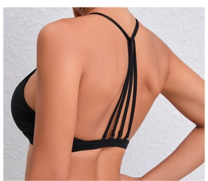 Détail de la brassière de sport noire avec cinq bretelles élastiques parallèles