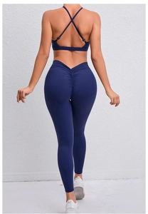 Détail de la couture froncée du legging de yoga bleu marine à taille haute