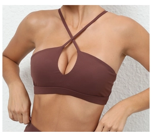 Détail d'une brassière de sport marron chocolat avec licou croisé et découpe goutte
