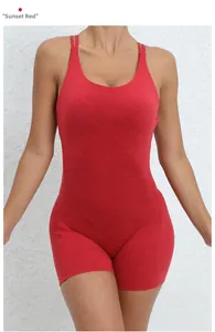 Détail d'un body de yoga rouge coucher de soleil avec effet froncé et bretelles dos nageur