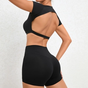 Detail von rückenfreiem Yoga-Oberteil und High-Waist-Shorts in Seiten-Rückansicht