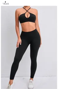 Détail de la brassière de yoga dos croisé noire et du legging en tissu mesh respirant