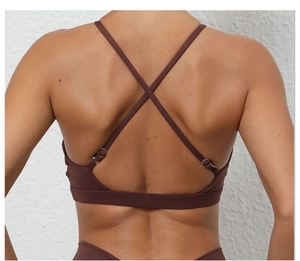 Détail d'un soutien-gorge de yoga marron avec bretelles croisées et boucles réglables