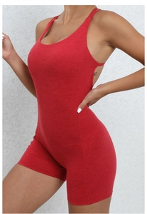 Détail du body de yoga rouge avec effet push-up, texture chinée et coupe ajustée