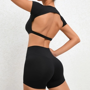 Detailansicht der schwarzen High-Waist-Yoga-Shorts und des rückenfreien Fitnesstops