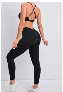 Détail de l'ensemble de yoga noir avec brassière croisée et legging galbant à taille haute