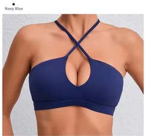 Détail de la brassière de sport bleu marine avec col licou croisé et découpe goutte