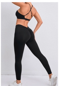 Détail du design froissé sur le legging de yoga noir et brassière de sport à dos croisé
