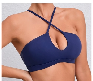 Vue détaillée du soutien-gorge de sport bleu marine avec dos croisé et découpe avant