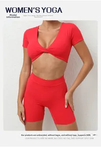 Detail von rotem Yoga-Top mit V-Ausschnitt und Shorts an 176 cm großem Model
