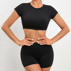 Nahaufnahme der schwarzen Fitness-Shorts mit hoher Taille und Crop Top aus elastischem Stoff