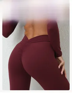 Détail du legging de yoga bordeaux à taille haute avec coupe en V et effet fessier froncé